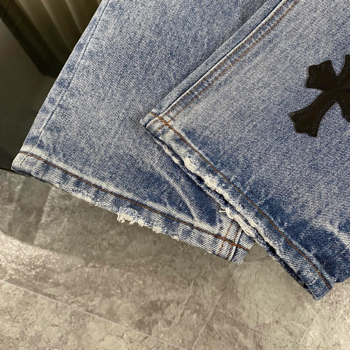 P320 CH Chromehearts blue graffiti cross patchwork leather heavy-duty cow king jeans, cabinet price 34W level, patchwork cross pattern embellishment, washed jeans! ! An absolutely high-end luxury product, a 1.9W-level god-level single product, a super popular product, made by top heavy industry, a magic weapon that cannot be missed! [About Zangyin] This is an extremely luxurious fashion brand that can also be called the aristocracy of the high street. It has always been an exclusive brand for some hipsters or rich second generations. Compared with ordinary high streets, it is more luxurious and noble. Compared with luxury brands, it is more fashionable and individual. It has always been a brand that I have a special liking for. [Top heavy industry fashion design] Consistently high-street luxury style. Speaking of this style, the Zangyin family and GU family are definitely the leading representative brands. Especially the Zangyin family has really achieved a state-of-the-art effect in creating high-street style. The unique washed material is used to create this style. The color system is already quite eye-catching. After it is decorated with patchwork cross flowers, it cleverly highlights the charm of the brand. Secondly, this style uses classic The high-waist cutting design highlights the long legs and fashionable temperament of the upper body. The brand is highly recognizable and the slim fit configuration is more suitable for daily wear. It is a product that interprets personality, fashion, and specifications at a glance. This single product is enough to make any fan excited. It can be a white T-shirt for a youthful college style, or a tight suspender for a royal style. It has strong matching ability and can be easily controlled by men.  [Materials and craftsmanship] Needless to say, this point goes without saying. As an excellent craftsman brand, Zangyin’s requirements for details and craftsmanship are really perfect. The washed color of this model has gone through so many processes, not to mention the embellishment of denim appliques. It is also purely hand-made and sewn. Just like what they believe in, only hand-made things have soul and have the meaning of wear. A top-notch heavy-duty fashionable denim item, I look forward to your perfect interpretation! !  Color: blue Size: 28-36